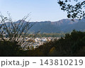 11月の秋晴れに広がる音楽寺からの展望・秩父盆地の街並みと山並みの遠景 143810219