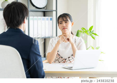 プランナーに相談する若い女性 143810238