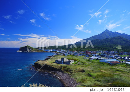 夕日ヶ丘展望台から見る利尻富士町と利尻山 143810484