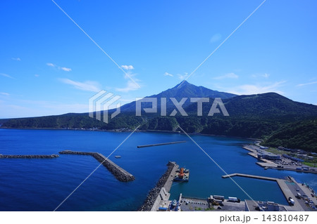 ペシ岬展望台から見る鴛泊漁港と利尻山 143810487