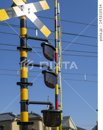 踏切に設置されたLED警報灯 踏切に設置されたLED警報灯 143810534