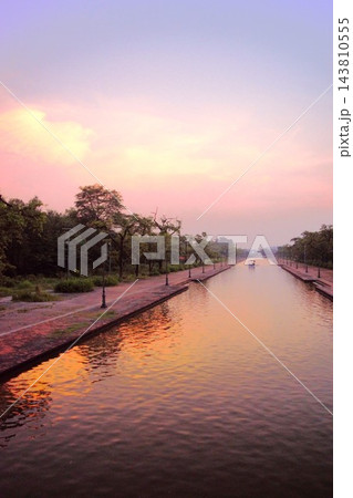 夕陽に染まるルンビニ聖園の運河 ネパール 夕陽に染まるルンビニ聖園の運河 ネパール 143810555