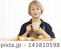 手作りパンを楽しむシニア女性 143810598
