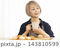 手作りパンを楽しむシニア女性 143810599