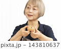 手作りパンを楽しむシニア女性の手元クローズアップ 143810637