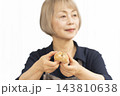 手作りパンを楽しむシニア女性の手元クローズアップ 143810638