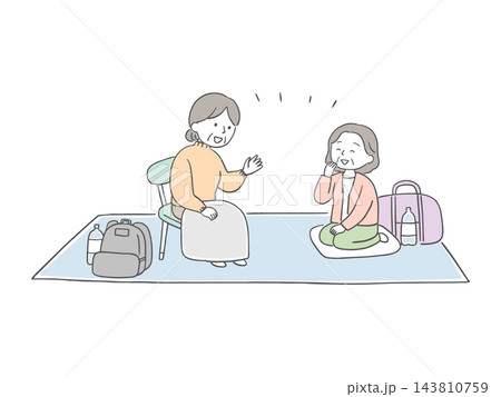 避難所でコミュニケーションをとる高齢女性のイラスト 143810759