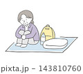 避難所で孤独や不安を感じる高齢女性のイラスト 143810760