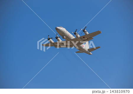 青空を滑空する電子戦訓練支援機 青空を滑空する電子戦訓練支援機 143810970