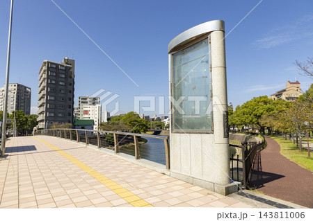 鹿児島県鹿児島市の甲突橋と甲突川の河畔の歩道の風景 鹿児島県鹿児島市の甲突橋と甲突川の河畔の歩道の風景 143811006