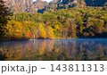 快晴の青空のもと鮮やかに色づく紅葉の戸隠連峰と鏡池の水鏡 快晴の青空のもと鮮やかに色づく紅葉の戸隠連峰と鏡池の水鏡 143811313