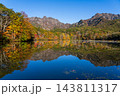 快晴の青空のもと鮮やかに色づく紅葉の戸隠連峰と鏡池の水鏡 快晴の青空のもと鮮やかに色づく紅葉の戸隠連峰と鏡池の水鏡 143811317