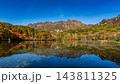 快晴の青空のもと鮮やかに色づく紅葉の戸隠連峰と鏡池の水鏡 快晴の青空のもと鮮やかに色づく紅葉の戸隠連峰と鏡池の水鏡 143811325