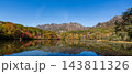 快晴の青空のもと鮮やかに色づく紅葉の戸隠連峰と鏡池の水鏡 143811326