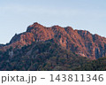 紅葉で色づく早朝の戸隠連峰 紅葉で色づく早朝の戸隠連峰 143811346
