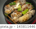 鶏肉の塊とネギを炒めている写真 143811446