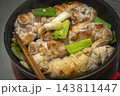 鶏肉の塊とネギを炒めている写真 143811447