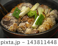 鶏肉の塊とネギを炒めている写真 143811448