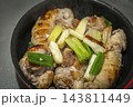 鶏肉の塊とネギを炒めている写真 143811449