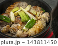 鶏肉の塊とネギを炒めている写真 143811450