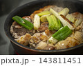 鶏肉の塊とネギを炒めている写真 143811451