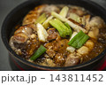 鶏肉の塊とネギを炒めている写真 143811452