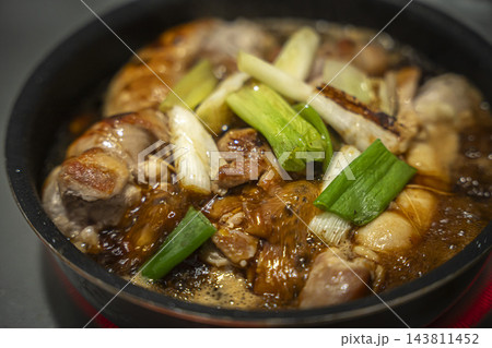 鶏肉の塊とネギを炒めている写真 143811452