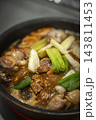 鶏肉の塊とネギを炒めている写真 143811453