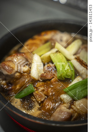 鶏肉の塊とネギを炒めている写真 鶏肉の塊とネギを炒めている写真 143811453