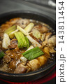 鶏肉の塊とネギを炒めている写真 143811454