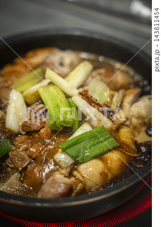 鶏肉の塊とネギを炒めている写真 鶏肉の塊とネギを炒めている写真 143811454