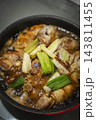 鶏肉の塊とネギを炒めている写真 143811455