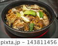 鶏肉の塊とネギを炒めている写真 143811456