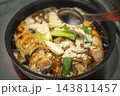 鶏肉の塊とネギを炒めている写真 きび砂糖を足してるシーン 143811457