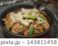 鶏肉の塊とネギを炒めている写真 きび砂糖を足してるシーン 143811458