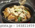 鶏肉の塊とネギを炒めている写真 きび砂糖を足してるシーン 143811459