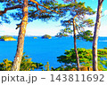 馬の背の松の木の間から眺望する青い海と空 143811692