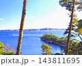 海に突き出た天然の桟橋「馬の背」と青い海・青い空 143811695