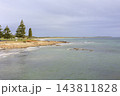 南オーストラリアの白い砂浜と茶色い岩礁が広がる海岸風景 南オーストラリアの白い砂浜と茶色い岩礁が広がる海岸風景 143811828