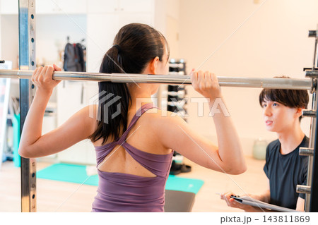 パーソナルトレーニングでコーチ指導を受ける女性 パーソナルトレーニングでコーチ指導を受ける女性 143811869