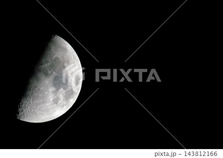 漆黒の夜空に浮かぶ神秘的な上弦の月 漆黒の夜空に浮かぶ神秘的な上弦の月 143812166