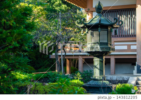 秋の寺社巡りと歴史的建築 重厚な銅燈籠と日本の伝統美 秋の寺社巡りと歴史的建築 重厚な銅燈籠と日本の伝統美 143812205