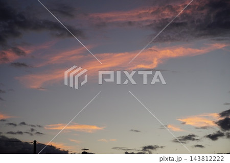 夕日に染まる雲 143812222