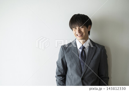 スーツを着た若い男性のポートレート スーツを着た若い男性のポートレート 143812330