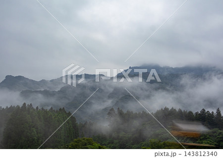 明け方に走行する朝霧のかかった山間の高速道路 143812340
