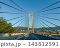 11月の秋晴れの中を走る秩父公園橋（秩父ハープ橋）のドライブ車窓風景 143812391