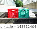 街頭に設置された資源ゴミの分別回収コンテナ びんとかんのリサイクル 143812404