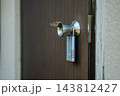 ドアノブに取り付けられたダイヤル式キーボックス 不動産管理と鍵の受け渡し 143812427