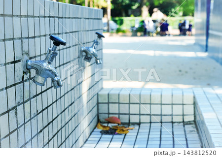 公園の洗面所にある水道の蛇口　金属の質感が綺麗 143812520