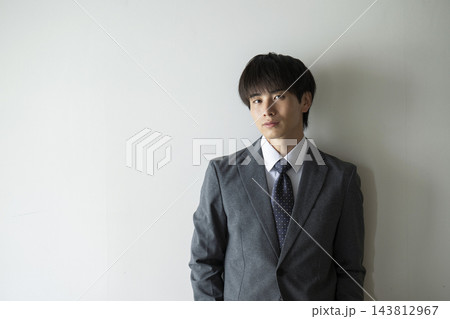 スーツを着た若い男性のポートレート スーツを着た若い男性のポートレート 143812967